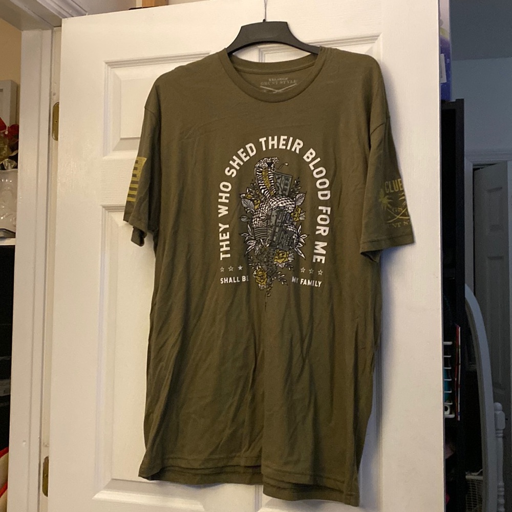 Grunt style men’s printed t shirt in green. Never worn. Size XXL.